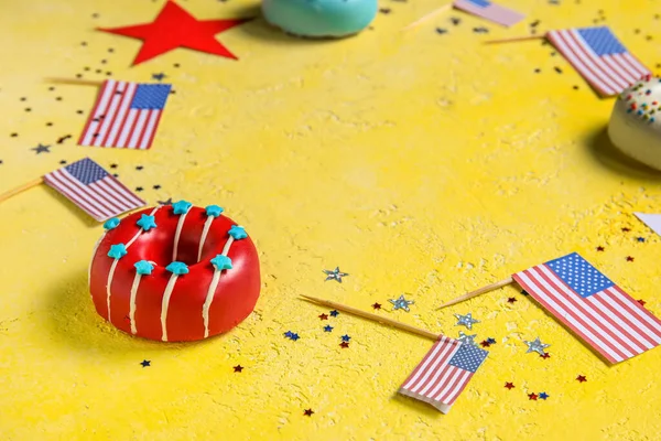 Composition Donut Usa Flags Confetti Yellow Table Independence Day Celebration — Stock Photo, Image