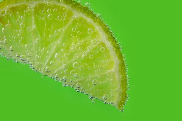 Lemon Slice Water Bubbles Green Background — Stok Foto