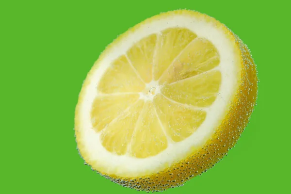 Zitronenscheibe Wasser Mit Blasen Auf Grünem Hintergrund — Stockfoto