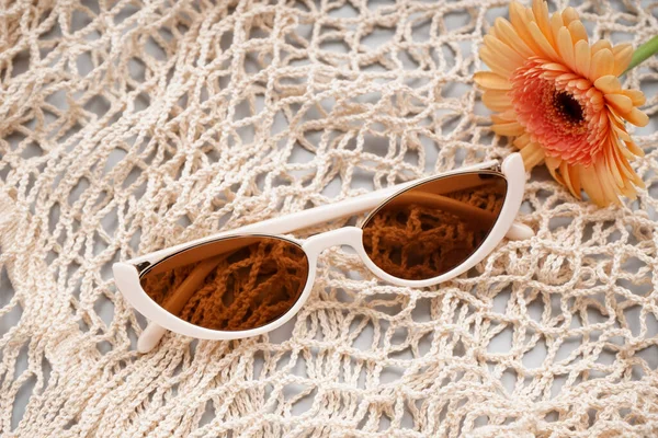 Óculos Sol Elegantes Com Flor Saco Cordas — Fotografia de Stock