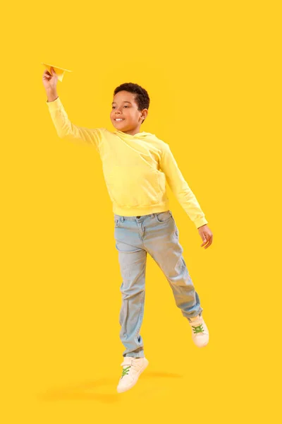 Kis Afro Amerikai Fiú Papírrepülős Sárga Háttérrel Gyermeknapi Ünnepség — Stock Fotó