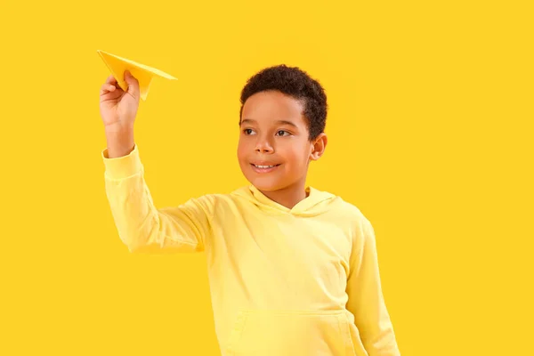 Liten Afroamerikansk Pojke Med Pappersplan Gul Bakgrund Barnens Dag Firande — Stockfoto