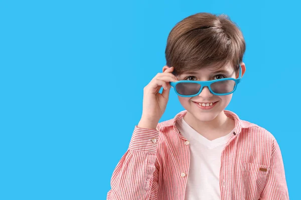 Liten Pojke Glasögon Blå Bakgrund Närbild Barnens Dag Firande — Stockfoto
