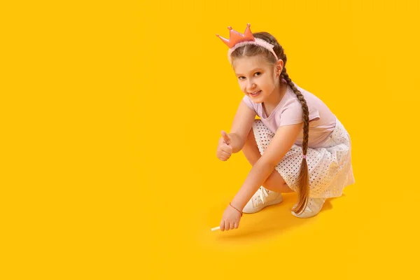 Klein Meisje Kroontekening Met Krijtstuk Gele Achtergrond Kinderfeestviering — Stockfoto