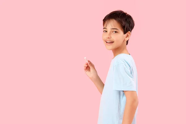 Liten Pojke Med Krita Bit Rosa Bakgrund Barnens Dag Firande — Stockfoto