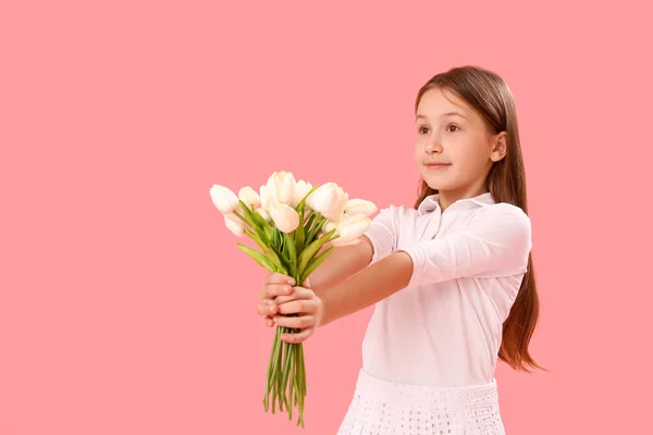 Klein Meisje Met Tulpen Roze Achtergrond Kinderfeestviering — Stockfoto