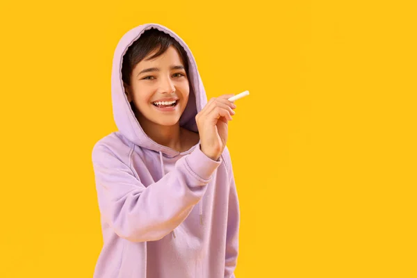 Liten Pojke Med Krita Bit Gul Bakgrund Barnens Dag Firande — Stockfoto