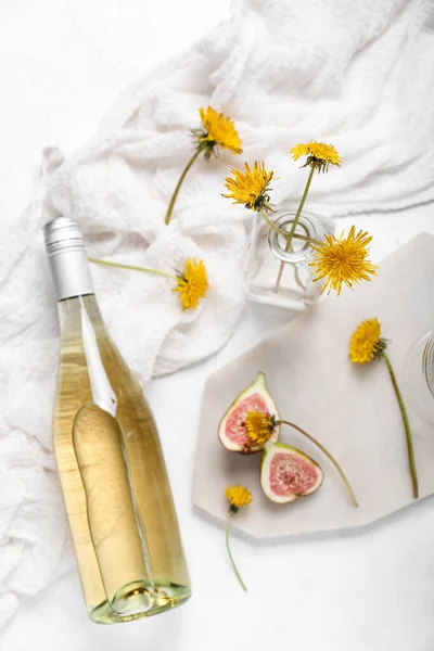 Tafel Mit Flasche Und Glas Löwenzahnwein Auf Weißem Hintergrund — Stockfoto
