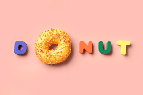 Słowo Doughnut Różowym Tle — Zdjęcie stockowe