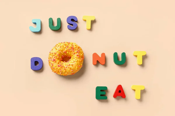 Texto Solo Doughnut Comer Sobre Fondo Beige —  Fotos de Stock