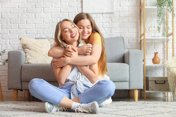 Hermanas Jóvenes Abrazándose Casa — Foto de Stock
