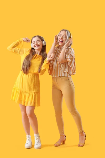 Νεαρές Αδελφές Ακουστικά Κίτρινο Φόντο — Φωτογραφία Αρχείου