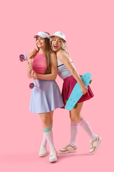 Young Sisters Skateboards Pink Background — Stock Photo, Image