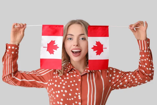 Junge Frau Mit Kanadischer Flagge Auf Hellem Hintergrund — Stockfoto