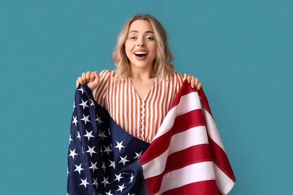 Jonge Vrouw Met Usa Vlag Blauwe Achtergrond — Stockfoto
