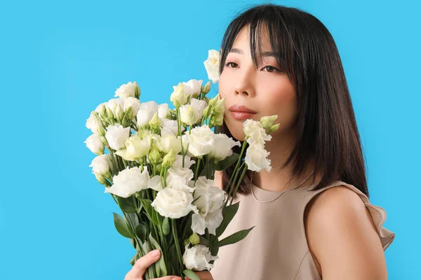 Gyönyörű Ázsiai Gazdaság Csokor Eustoma Virágok Kék Háttér — Stock Fotó