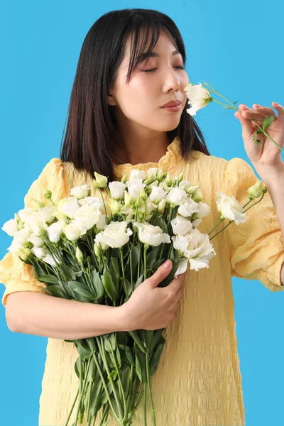 Hermosa Mujer Asiática Sosteniendo Ramo Flores Eustoma Sobre Fondo Azul — Foto de Stock