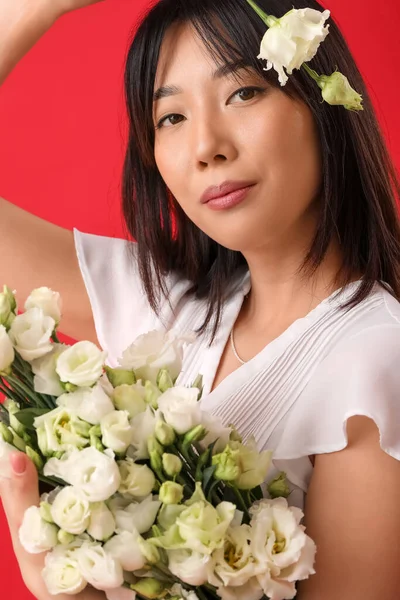 Hermosa Mujer Asiática Sosteniendo Ramo Flores Eustoma Sobre Fondo Rojo — Foto de Stock