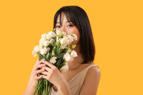 Belle Femme Asiatique Tenant Bouquet Fleurs Eustomes Sur Fond Jaune — Photo