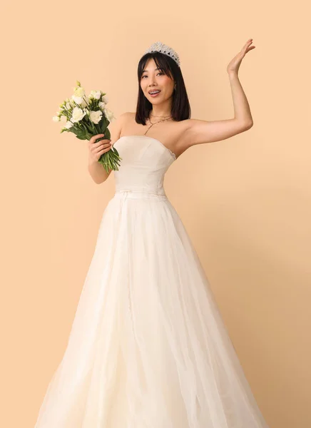 Mooie Jonge Aziatische Bruid Met Boeket Van Eustoma Bloemen Beige — Stockfoto