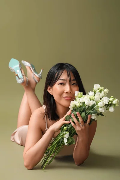 Belle Femme Asiatique Tenant Bouquet Fleurs Eustomes Sur Fond Couleur — Photo