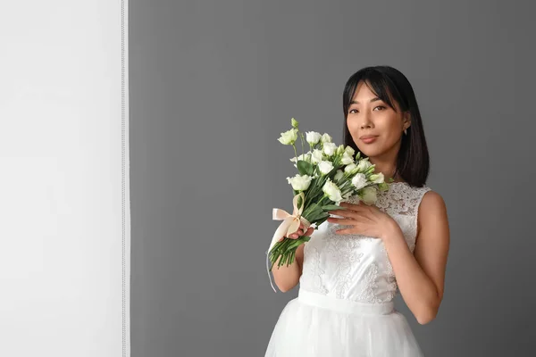 Mooie Jonge Aziatische Bruid Met Boeket Van Eustoma Bloemen Grijze — Stockfoto