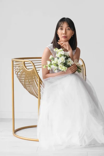 Mooie Jonge Aziatische Bruid Met Boeket Van Eustoma Bloemen Witte — Stockfoto