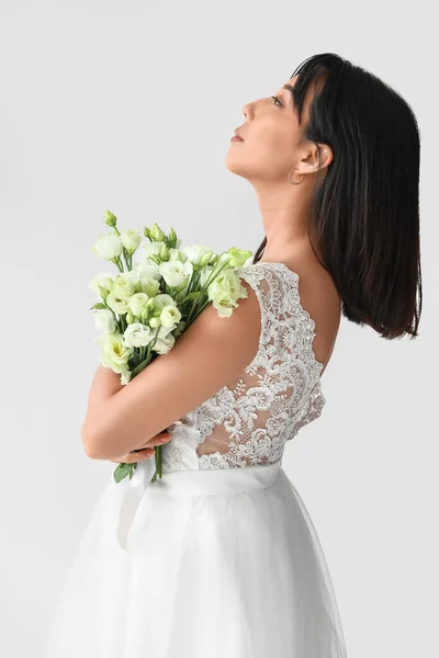 Schöne Junge Asiatische Braut Mit Einem Strauß Eustoma Blumen Auf — Stockfoto