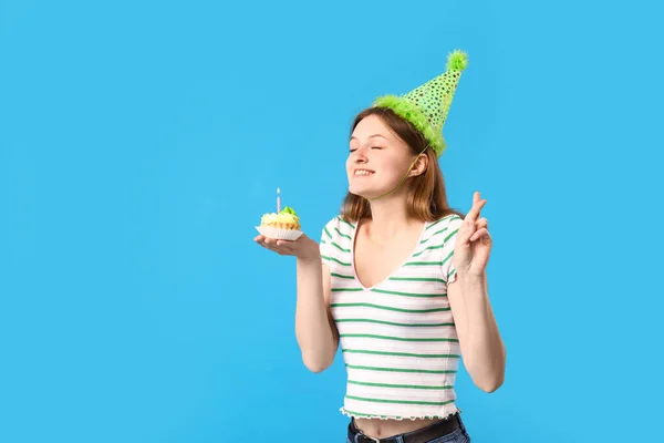 Mooie Jonge Vrouw Met Verjaardag Taart Maken Wens Blauwe Achtergrond — Stockfoto