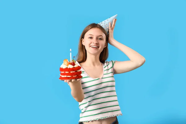 可愛いです若いです女性とともに誕生日ケーキ上の青背景 — ストック写真
