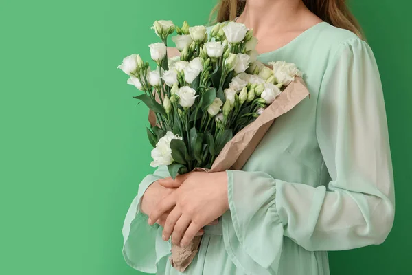 Mujer Joven Con Ramo Hermosas Flores Eustoma Sobre Fondo Verde —  Fotos de Stock