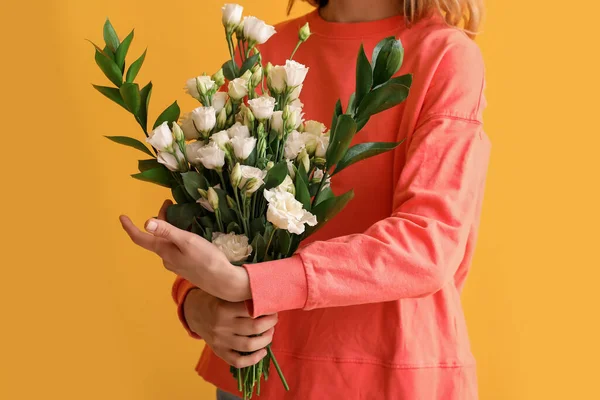 Mujer Joven Con Ramo Hermosas Flores Eustoma Sobre Fondo Amarillo — Foto de Stock