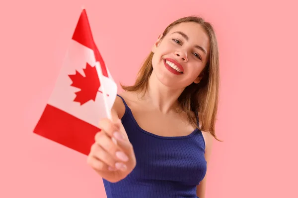 Jeune Femme Avec Drapeau Canada Sur Fond Rose Gros Plan — Photo