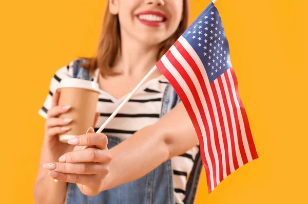 Jonge Vrouw Met Usa Vlag Kopje Koffie Gele Achtergrond Close — Stockfoto