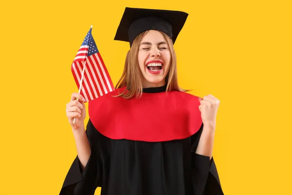 Feliz Graduada Femenina Con Bandera Sobre Fondo Amarillo — Foto de Stock