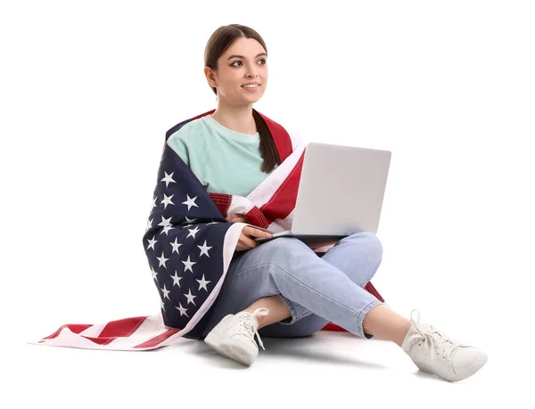 Νεαρή Γυναίκα Σημαία Ηπα Χρησιμοποιώντας Φορητό Υπολογιστή Λευκό Φόντο — Φωτογραφία Αρχείου