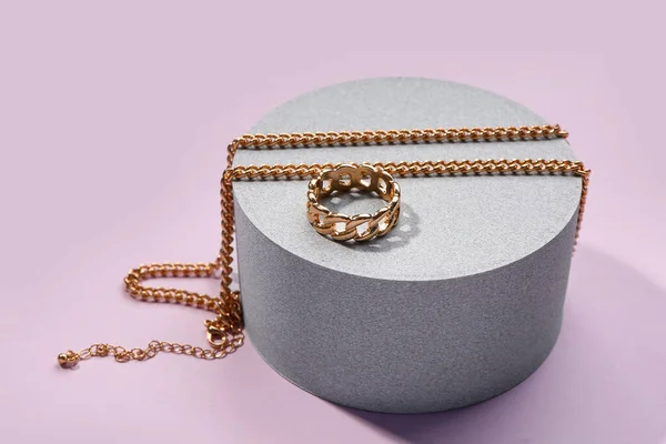 Decorative Podium Golden Ring Necklace Lilac Background — Stock Photo, Image