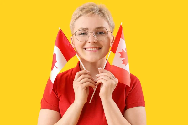 Mujer Joven Con Banderas Canadá Sobre Fondo Amarillo Primer Plano — Foto de Stock