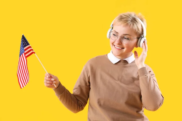 Jonge Vrouw Hoofdtelefoon Met Usa Vlag Gele Achtergrond — Stockfoto
