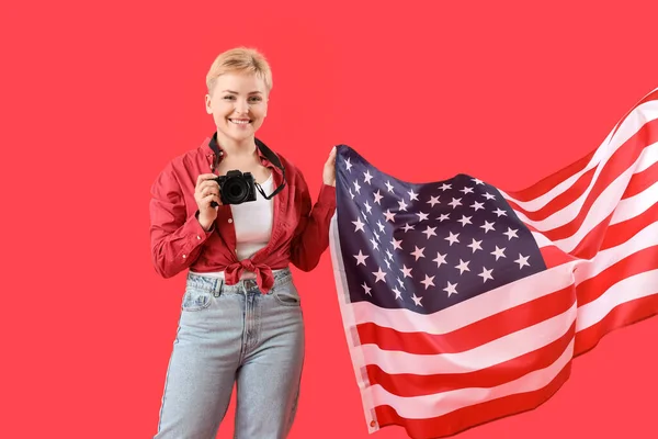 Mladá Žena Fotoaparátem Vlajkou Usa Červeném Pozadí — Stock fotografie
