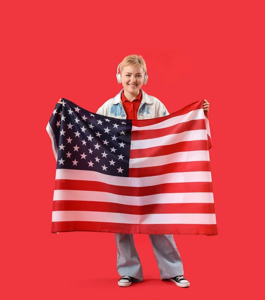 Mladá Žena Sluchátkách Vlajkou Usa Červeném Pozadí — Stock fotografie
