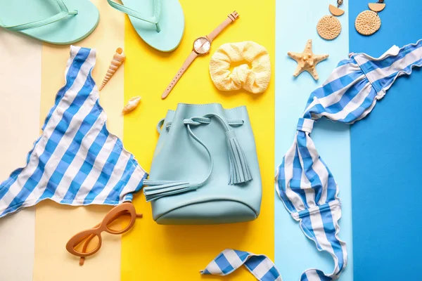 Renkli Arka Planda Mayo Farklı Aksesuarlarla Süslü Bir Çanta — Stok fotoğraf