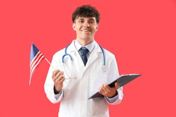 Manlig Läkare Med Usa Flagga Och Urklipp Röd Bakgrund — Stockfoto