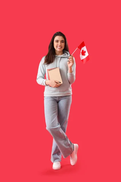 Mujer Joven Con Bandera Canadá Libros Sobre Fondo Rojo — Foto de Stock