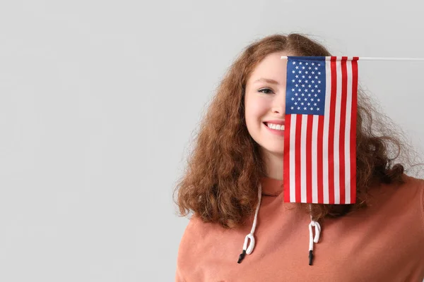 Jonge Vrouw Met Usa Vlag Grijze Achtergrond Close — Stockfoto