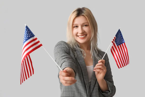 Jonge Zakenvrouw Met Usa Vlaggen Grijze Achtergrond — Stockfoto