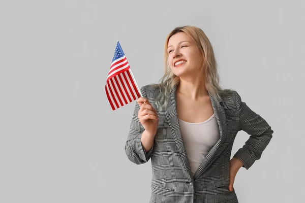 Jonge Zakenvrouw Met Usa Vlag Grijze Achtergrond — Stockfoto