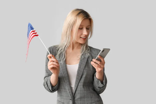 Jonge Zakenvrouw Met Usa Vlag Met Behulp Van Mobiele Telefoon — Stockfoto