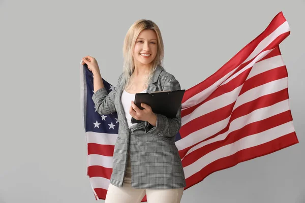 Mladá Podnikatelka Schránkou Vlajkou Usa Šedém Pozadí — Stock fotografie