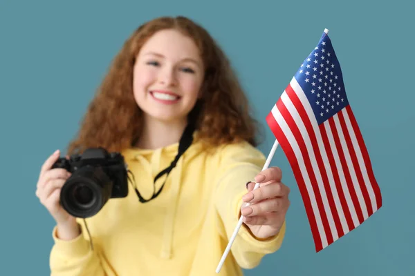 Молода Жінка Прапором Сша Фотокамерою Синьому Тлі — стокове фото